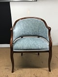 Ein antiker Stuhl mit blauem Bezugsstoff