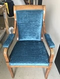Ein antiker Stuhl mit glänzendem Bezugsstoff
