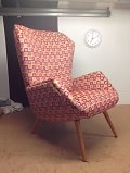 Ein Sessel mit modernem Bezugsstoff 1