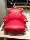 Ein Sessel mit rotem Leder