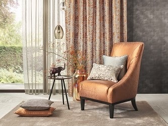 Ein brauner Sessel im Wohnzimmer